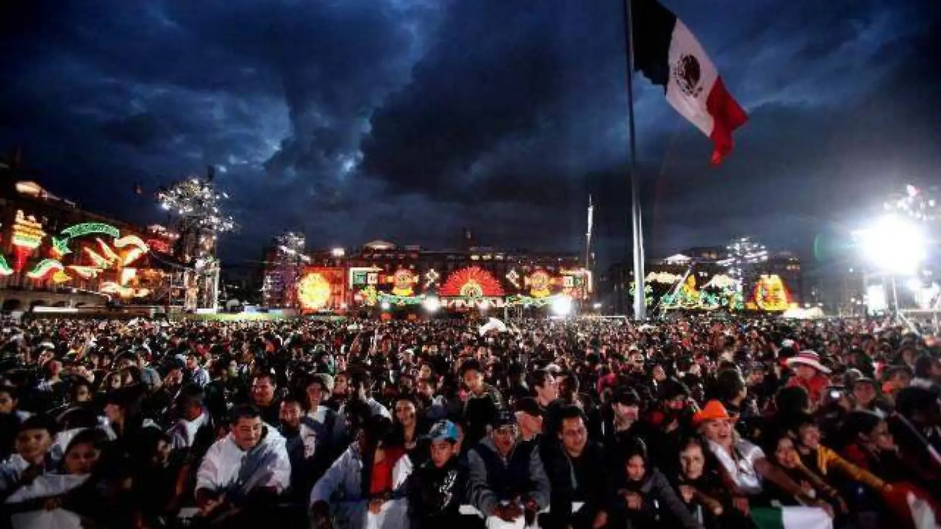 A reventar la explanada del zócalo de CDMX.